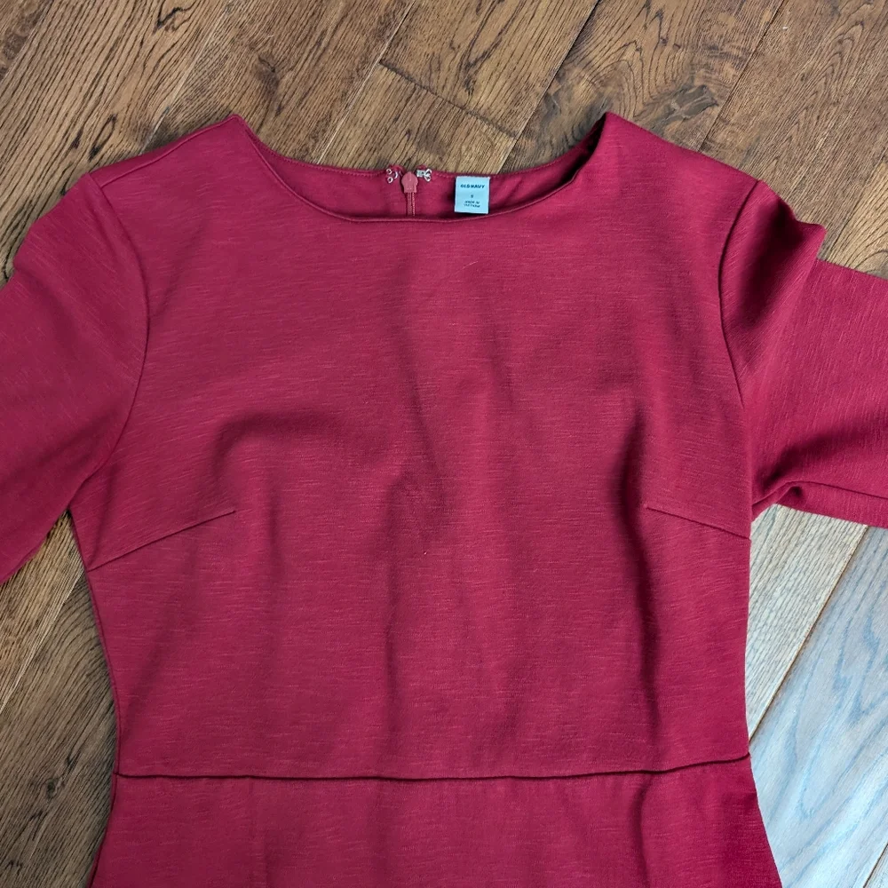 EUC Old Navy Sheath Midi Dress 3/4 Sleeve Maroon Zip Back Size Small - Picture 2 of 9
